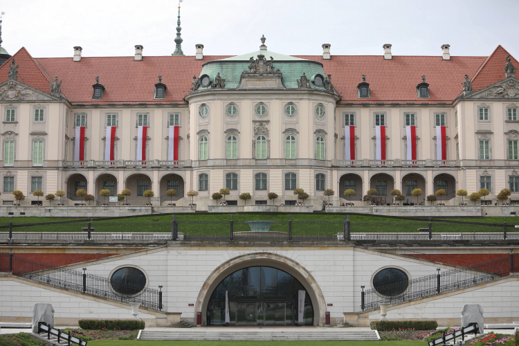 Warszawa, 29.04.2020. Biało-czerwone flagi na Zamku Królewskim, 29 bm. w Warszawie. PAP/L. Szymański
