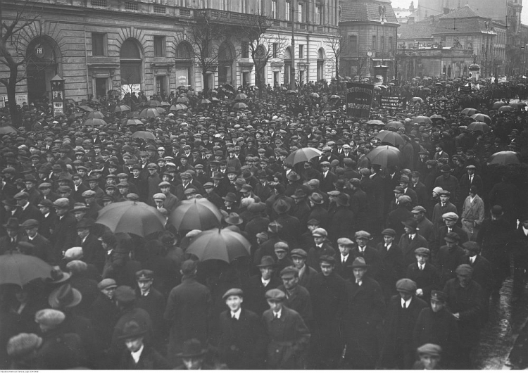 Pochód pierwszomajowy na Krakowskim Przedmieściu. Warszawa, 1926 r. Fot. NAC