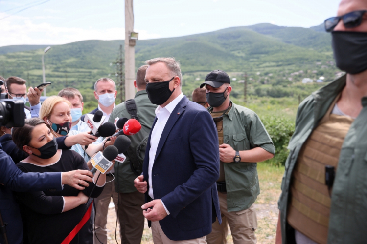 Odzisi, Gruzja, 26.05.2021. Prezydent RP Andrzej Duda odwiedził punkt kontrolny przy „linii rozgraniczenia” przy granicy z Osetią Południową. Fot. PAP/L. Szymański