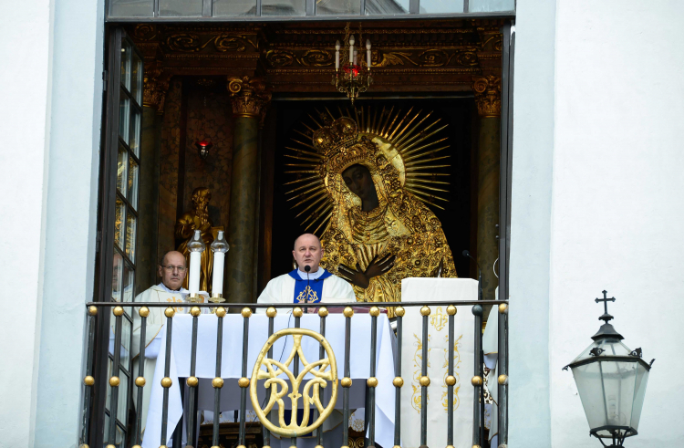 Wilno, 02.05.2021. Ks. prałat Wojciech Górlicki (C) podczas mszy świętej w kaplicy Ostrobramskiej w Wilnie. Fot. PAP/V. Doveiko