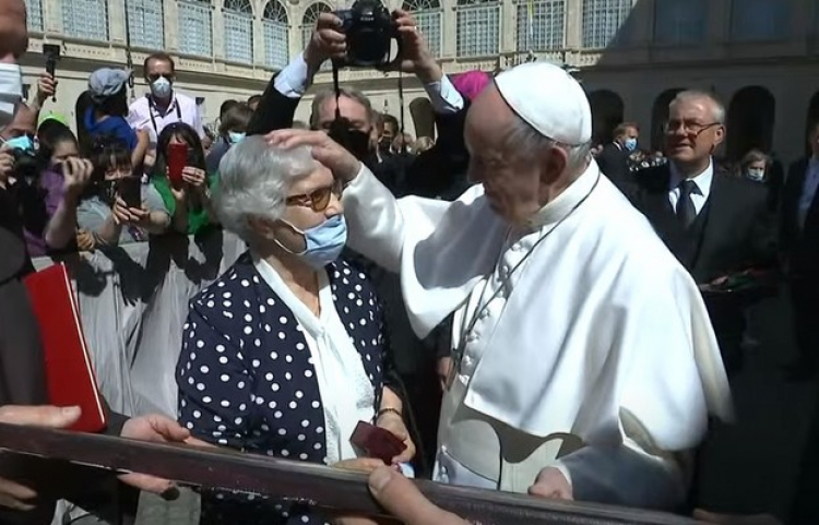 Podczas środowej audiencji generalnej papież Franciszek ucałował numer obozowy wytatuowany na ręce więźniarki niemieckiego nazistowskiego obozu zagłady Auschwitz-Birkenau Lidii Maksymowicz. Źródło: YouTube/vaticannews