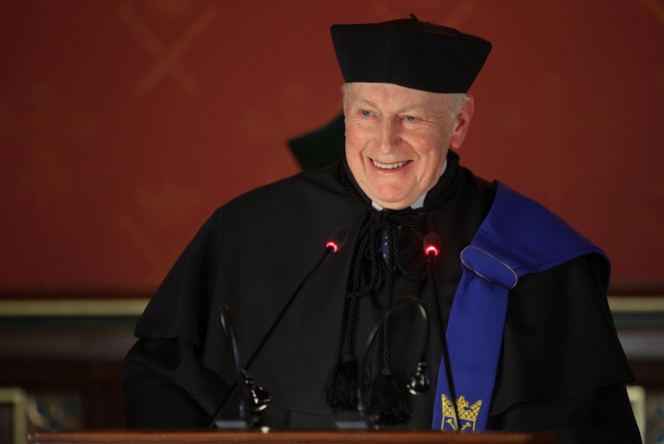 Kraków, 12.05.2021. Profesor Piotr Sztompka podczas uroczystości nadania mu tytułu Profesora Honorowego UJ w Collegium Novum Uniwersytetu Jagiellońskiego w Krakowie, 12 bm. Trwają obchody rocznicy założenia uczelni przez króla Kazimierza Wielkiego. 657 lat temu król Kazimierz Wielki ogłosił akt fundacyjny Akademii Krakowskiej - najstarszej polskiej uczelni, w 1817 r. przemianowanej na Uniwersytet Jagielloński. Fot. PAP/Ł. Gągulski