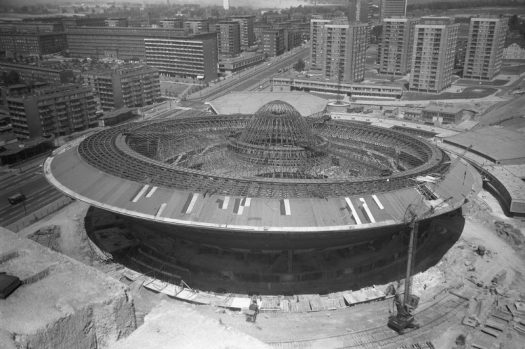 Katowice, 1969-10-25. W 1959 r. Stowarzyszenie Architektów Polskich ogłosiło konkurs na projekt hali sportowej w Katowicach. Zwyciężył w nim projekt zespołu pięciu warszawskich projektantów, w skład którego wchodzili architekci: mgr inż. arch. Maciej Gintowt, mgr inż. Maciej Krasiński oraz konstruktorzy: dr inż. arch. Andrzej Żórawski, inż. Andrzej Włodarz, dr Wacław Zalewski. Budowa - w owym czasie największego obiektu sportowego w Polsce - ruszyła w 1964 r., zakończyła się w 1971. Fot. PAP/K. Seko