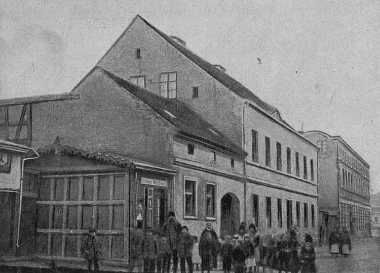Szkoła we Wrześni, ok. 1901 r. Źródło: Wikipedia Commons