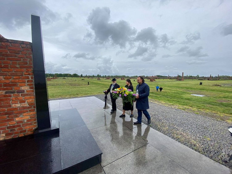 Uroczystości upamiętniające 77. rocznicę buntu Romów i Sinti w tzw. obozie cygańskim w Auschwitz II-Birkenau. 16.05.2021. Fot. Stowarzyszenie Romów w Polsce