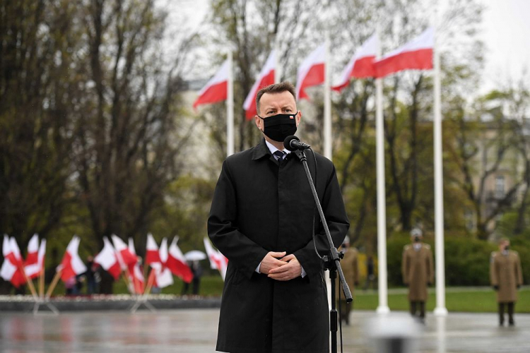 Minister obrony narodowej Mariusz Błaszczak podczas ceremonii podniesienia flagi państwowej RP na placu Marszałka Józefa Piłsudskiego w Warszawie. 02.05.2021. Fot. PAP/P. Nowak