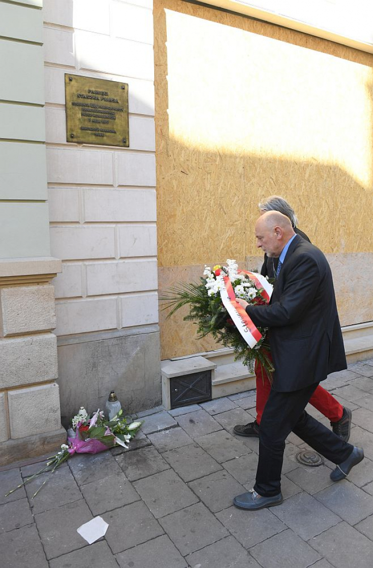 Bogusław Sonik składa kwiaty przed tablicą upamiętniającą Stanisława Pyjasa. Kraków, 07.05.2018. Fot. PAP/J. Bednarczyk
