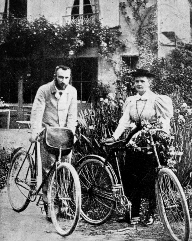 Na zdjęciu Maria i Piotr Curie w swoim wczesnym życiu małżeńskim, zadowoleni, na rowerach we francuskiej wsi. PAP/Reprodukcja