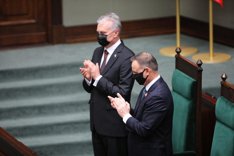 Warszawa, 03.05.2021. Narodowe Święto Konstytucji Trzeciego Maja. Prezydent RP Andrzej Duda (P) oraz prezydent Litwy Gitanas Nauseda (L) podczas uroczystego posiedzenia Izb Sejmu i Senatu Rzeczypospolitej Polskiej oraz Sejmu Republiki Litewskiej w budynku polskiego parlamentu w Warszawie. PAP/W. Olkuśnik