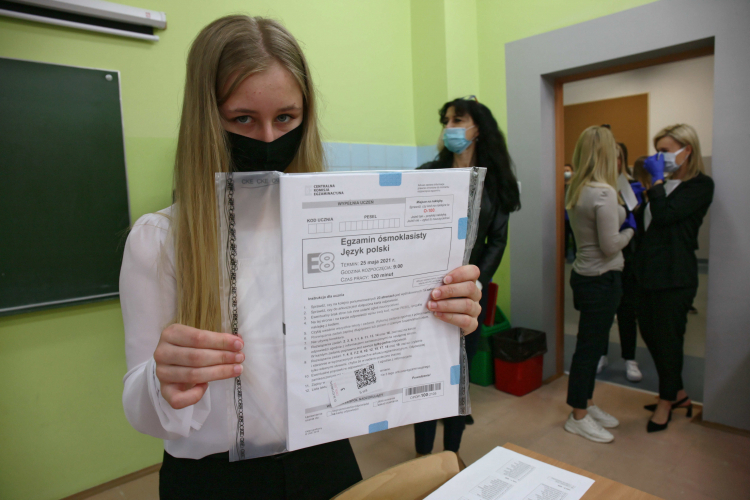 Gorzów Wielkopolski, 25.05.2021. Uczniowie przed egzaminem ósmoklasisty z języka polskiego w Szkole Podstawowej nr 21 w Gorzowie Wielkopolskim. W tym roku egzamin ósmoklasisty trwa od 25 do 27 maja. Fot. PAP/L. Muszyński