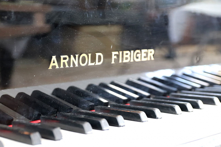 Fortepian koncertowy z lat 30. XX wieku pochodzący z fabryki Arnolda Fibigera. Źródło: UM Kalisza