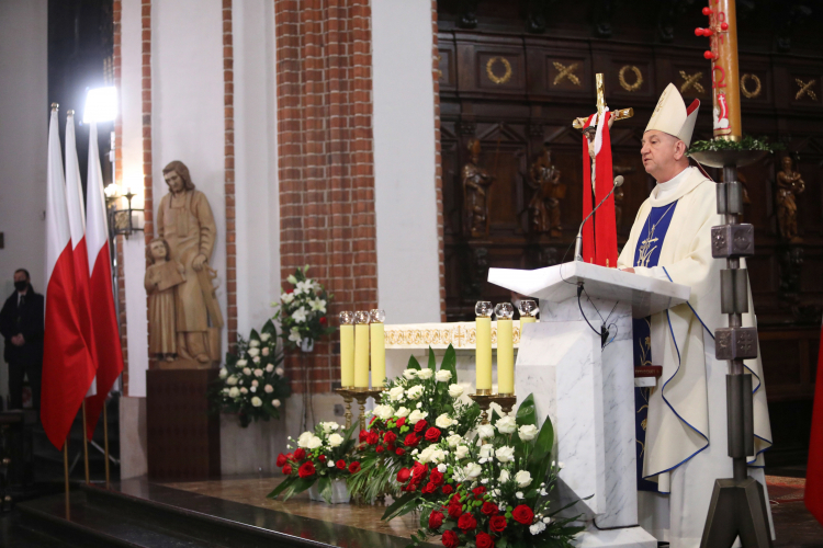  Warszawa, 03.05.2021. Narodowe Święto Konstytucji Trzeciego Maja. Biskup Polowy Wojska Polskiego Józef Guzdek podczas uroczystej mszy świętej w bazylice archikatedralnej pw. Męczeństwa św. Jana Chrzciciela w Warszawie, 3 bm. Trwają obchody 230. rocznicy uchwalenia konstytucji 3 Maja. PAP/L. Szymański