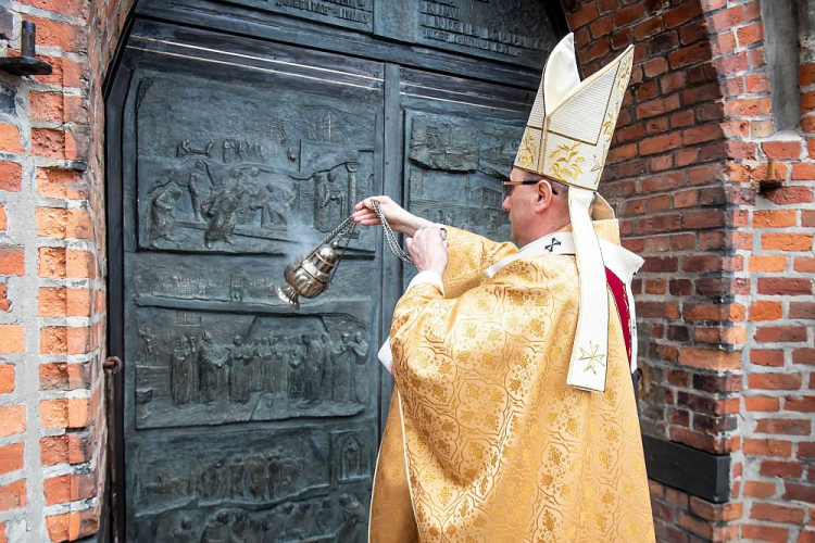 Prymas Polski abp Wojciech Polak podczas uroczystej mszy świętej w kościele pw. św. Mikołaja w Inowrocławiu. 01.05.2021. Fot. PAP/T. Żmijewski