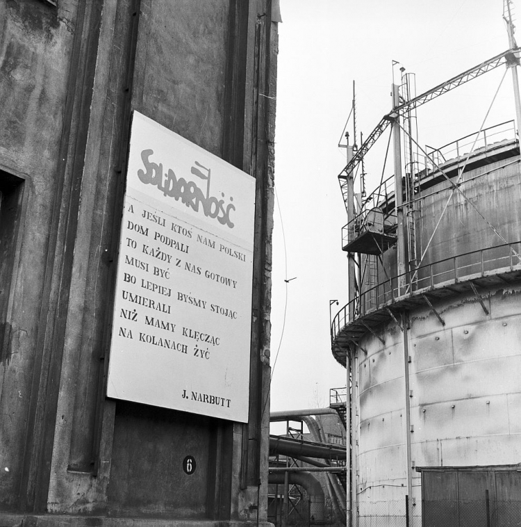 Ulotka z fragmentem Hymnu Solidarności, autorstwa Jerzego Narbutta, na terenie Huty im. Lenina. Kraków, 03.1981. Fot. PAP/S. Gawliński