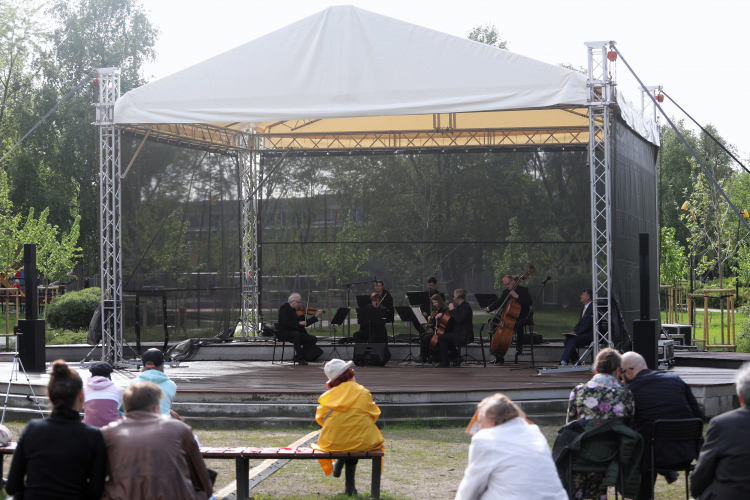 Orkiestra Kameralna Filharmonii Narodowej z programem "Cała nasza muzyka" podczas koncertu z cyklu "Kulturalnie w Parku Herberta” w Warszawie. Fot. PAP/A. Zawada