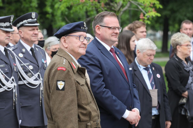 Warszawa, 18.05.2021. Szef UdSKiOR Jan Józef Kasprzyk (C-P) oraz weteran 2. Korpusu Polskiego kpt. Władysław Dąbrowski (C-L) podczas uroczystości z okazji 77. rocznicy zdobycia Monte Cassino przez 2. Korpus Polski, pod pomnikiem Bitwy o Monte Cassino w warszawskim Ogrodzie Krasińskich. Fot. PAP/P. Supernak