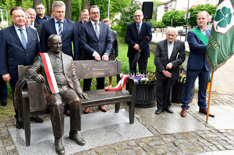 Marszałek woj. mazowieckiego Adam Struzik (L) i prezydent miasta Radomia Radosław Witkowski (4P) podczas uroczystego odsłonięcia ławeczki Stanisława Mikołajczyka w Radomiu. Fot. PAP/P. Polak