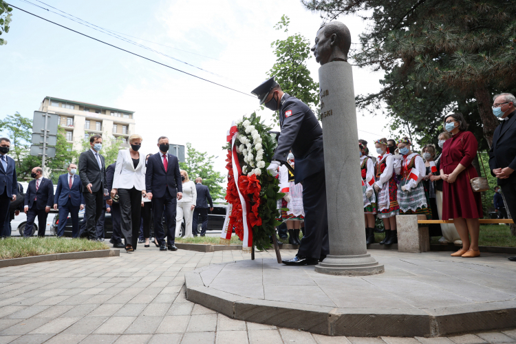  Prezydent RP Andrzej Duda (6L) z małżonką Agatą Kornhauser-Dudą (5L) podczas ceremonii złożenia wieńca przed pomnikiem Prezydenta Lecha Kaczyńskiego w Tbilisi. Fot. PAP/L. Szymański