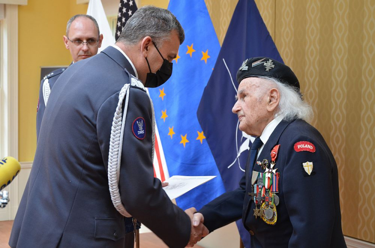 W rezydencji ambasadora RP w Waszyngtonie uroczyście wręczono akt mianowania na stopień pułkownika Romualdowi Lipińskiemu. Źródło: Ambasada RP w Waszyngtonie