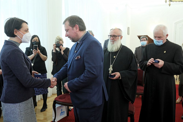 Wiceminister kultury, generalny konserwator zabytków prof. Magdalena Gawin (L), proboszcz parafii pw. św. Jana Apostoła i Ewangelisty w Knyszynie ks. Andrzej Sadowski (P), proboszcz prawosławnej parafii św. Ap. Jana Teologa w Mostowlanach ks. prot Sławomir Jakimiuk (2P) i proboszcz parafii pw. Ofiarowania NMP w Różanystoku selezjanin ks. Adam Wtulich (4L) podczas uroczystości wręczenia odznak „Za opiekę nad zabytkami”. Fot. PAP/A. Reszko