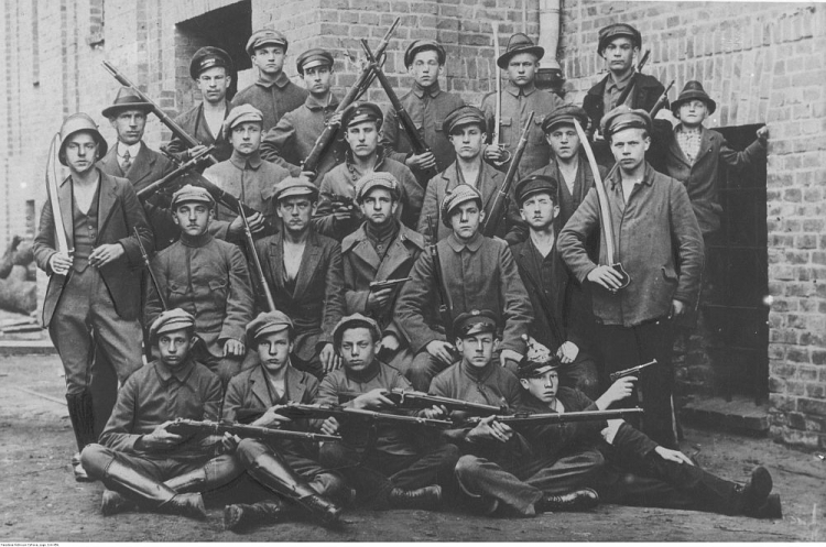 III Powstanie Śląskie – grupa powstańców uzbrojonych w karabiny i szable oraz pistolety Parabellum P-08.. Fot. NAC