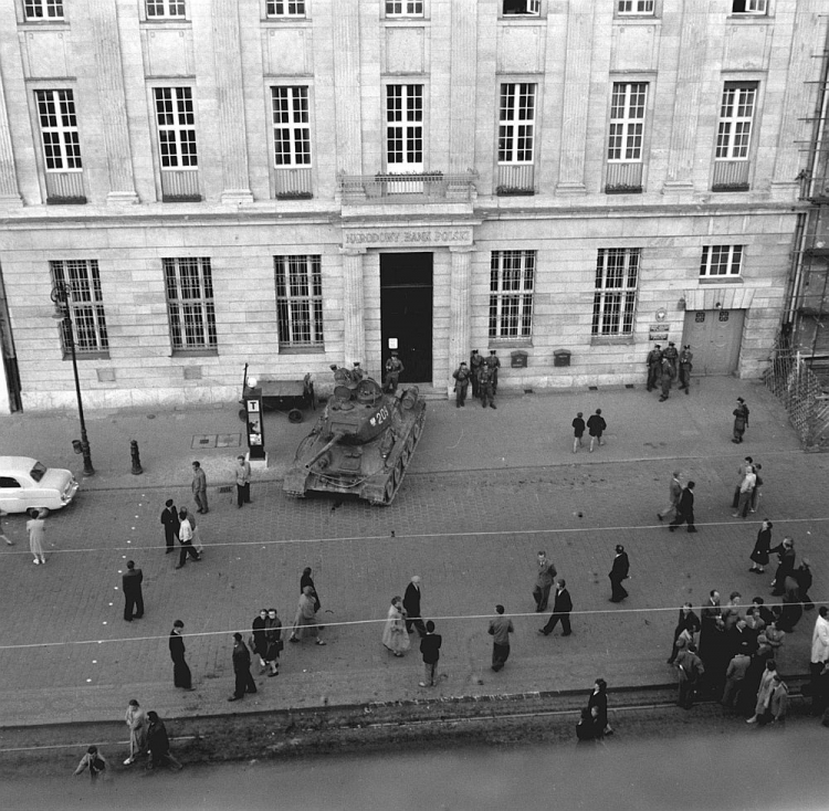 Poznański Czerwiec 1956: spacyfikowane miasto, czołg przed oddziałem Narodowego Banku Polskiego w al. Karola Marcinkowskiego. Fot. PAP/CAF/W. Kondracki