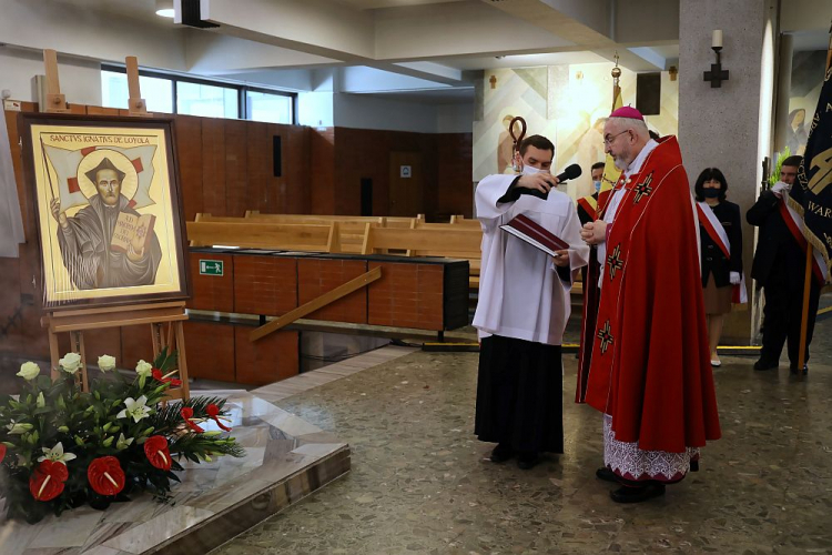 Inauguracja Jubileuszowego Roku Ignacjańskiego. Bp Piotr Jarecki (P) przewodniczy mszy świętej w Sanktuarium Narodowym św. Andrzeja Boboli w Warszawie. Fot. PAP/A. Zawada