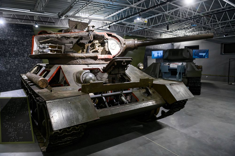 Czołg T-34-85 „Rudy” używany podczas produkcji II i III sezonu serialu „Czterej pancerni i pies” na ekspozycji Muzeum Broni Pancernej w Poznaniu. Fot. PAP/J. Kaczmarczyk