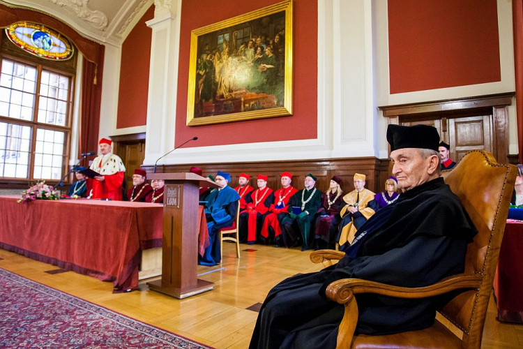 Prof. Henryk Samsonowicz (P), podczas uroczystości przyznania mu tytułu doktora honoris causa Uniwersytetu im. Adama Mickiewicza. Poznań, 15.10.2014. Fot. PAP/P. Jaskółka