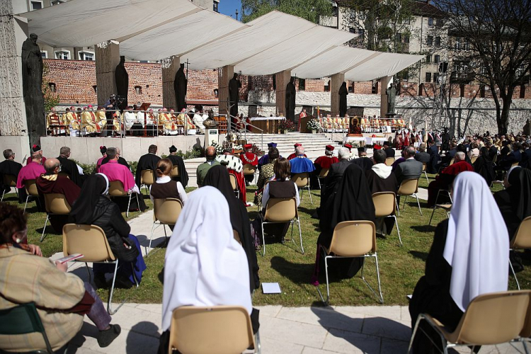 Uroczystości odpustowe św. Stanisława, głównego patrona Polski, z udziałem władz Episkopatu Polski, przy Ołtarzu Trzech Tysiącleci na Skałce w Bazylice św. Michała Archanioła i św. Stanisława Biskupa i Męczennika w Krakowie. 09.05.2021. Fot. PAP/Ł. Gągulski