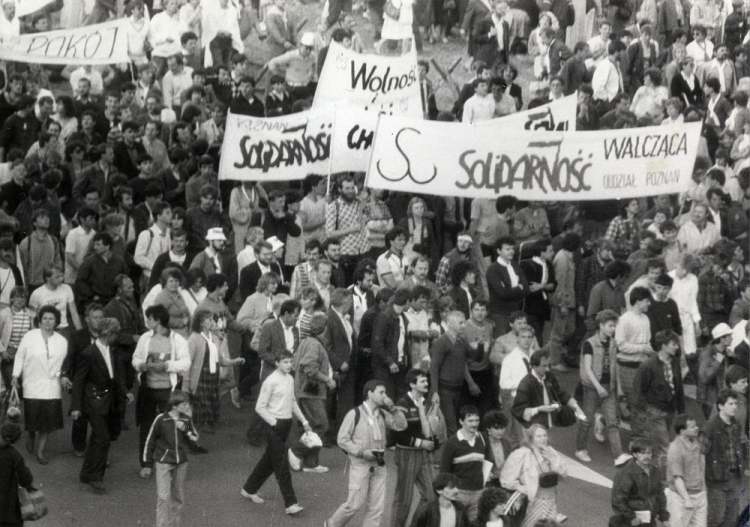 Działacze „Solidarności Walczącej” w czasie mszy św. z udziałem papieża Jana Pawła II w 1987 roku w Gdańsku. Źródło: IPN