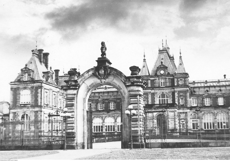 Pałac Donnersmarcków w Świerklańcu. 1918–1939. Fot. NAC