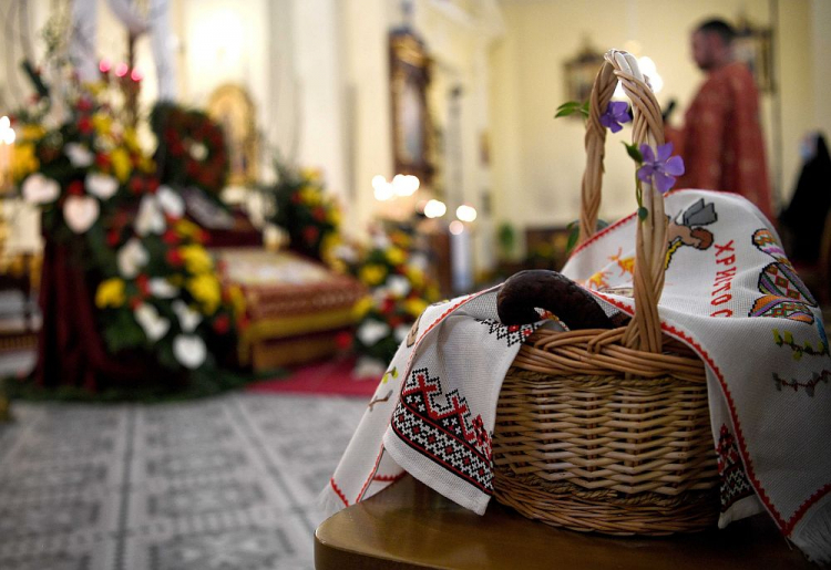 Koszyk ze święconką podczas porannej liturgii w greckokatolickim soborze archikatedralnym w Przemyślu. 02.05.2021. Fot. PAP/D. Delmanowicz