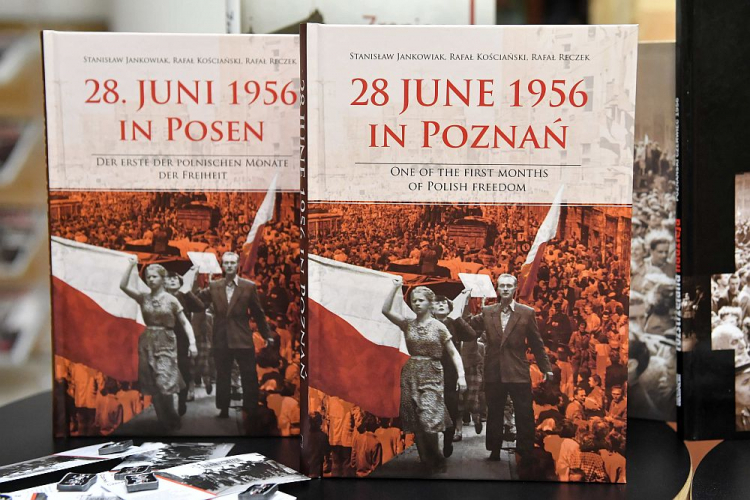 Wersja angielska i niemiecka publikacji „28 czerwca 1956 r. Pierwszy z polskich miesięcy”. Fot. PAP/R. Pietruszka