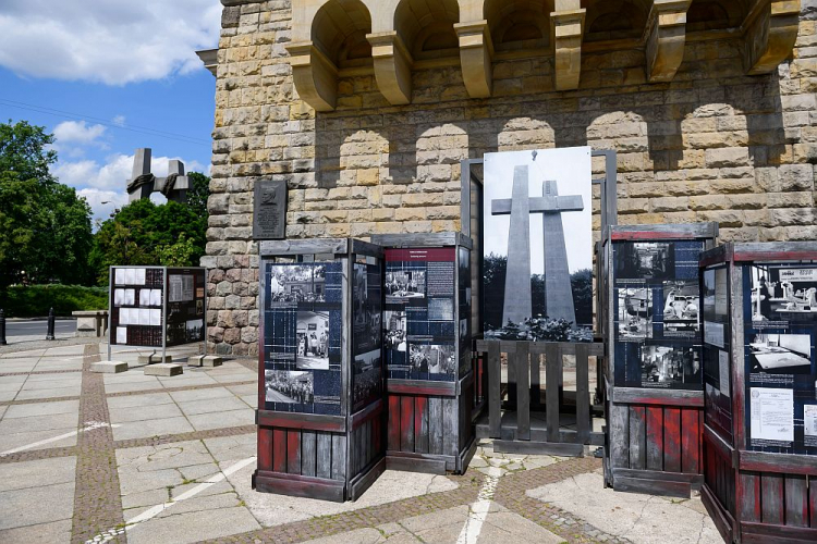 Wystawa plenerowa „Poznański Czerwiec 1956. Oblicza buntu i jego pamięć” przed Centrum Kultury Zamek w Poznaniu. Fot. PAP/J. Kaczmarczyk