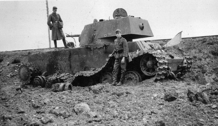 06 1941, Kowno. Niemieccy żołnierze ze zniszczonym sowieckim czołgiem KW-1. Źródło: Wikipedia Commons