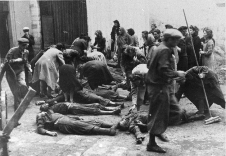 07 1941, Tarnopol. Identyfikacja zwłok więźniów zamordowanych przez NKWD. Źródło: Bundesarchiv