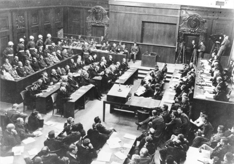 Sala rozpraw podczas procesu norymberskiego, 1946 r. Źródło: Bundesarchiv 