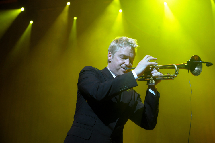 Amerykański trębacz smooth jazzowy Chris Botti. Fot. PAP/A. Hrechorowicz