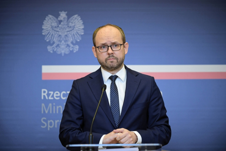 Warszawa, 02.06.2021. Podsekretarz stanu w Ministerstwie Spraw Zagranicznych Marcin Przydacz podczas konferencji prasowej w MSZ w Warszawie, 2 bm. Polski MSZ poinformował wcześniej, że trzy działaczki mniejszości polskiej na Białorusi, które były w areszcie w Mińsku - Irena Biernacka, Maria Tiszkowska i Anna Paniszewa - przyjechały do Polski. Fot. PAP/M. Obara