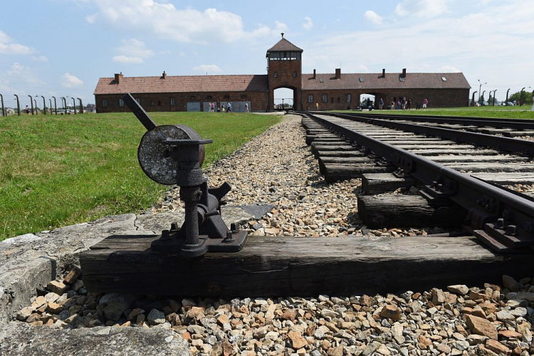 B. niemiecki nazistowski obóz koncentracyjny i zagłady Auschwitz II-Birkenau. Fot. PAP/J. Bednarczyk