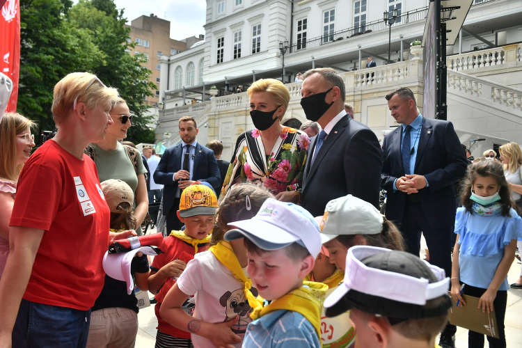 Prezydent RP Andrzej Duda (centrum-P) z małżonką Agatą Kornhauser-Dudą (centrum-L) podczas wydarzenia "Bezpieczne Wakacje z Parą Prezydencką. Fot. PAP/A. Lange