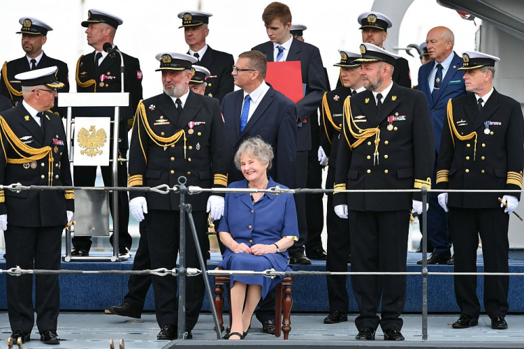 Uroczystość objęcia przez Viridiannę Rey (C) honorowym mecenatem okrętu-muzeum ORP „Błyskawica” w Gdyni. Fot. PAP/A. Warżawa