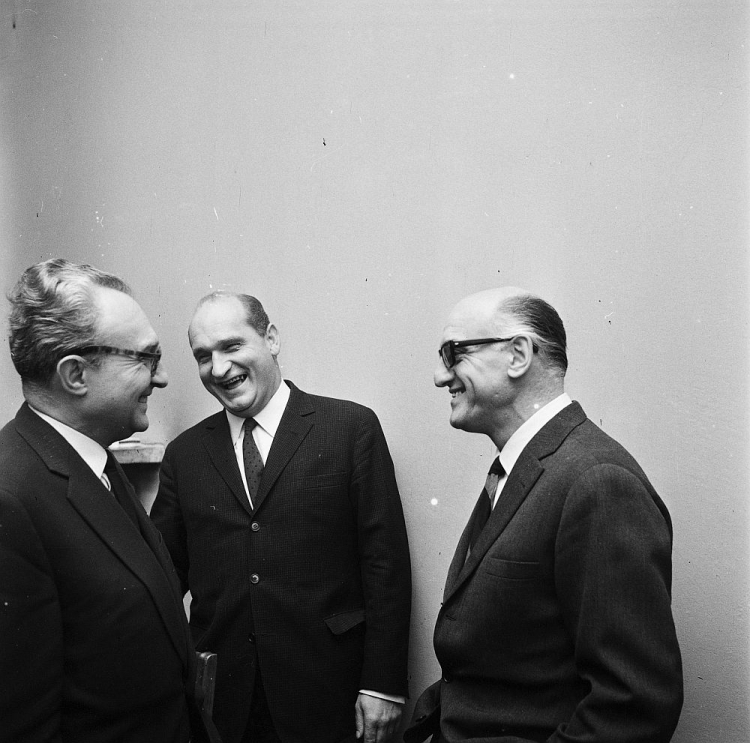 Uroczystość z okazji XX lecia tygodnika „Film” – od lewej: Zbigniew Pitera, redaktor naczelny tygodnika Bolesław Michałek i reżyser Jerzy Kawalerowicz. Warszawa, 1966 r. Fot. PAP/CAF/Renial