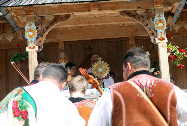 Procesja Bożego Ciała w Parafii Matki Bożej Szkaplerznej w Witowie (woj. małopolskie). 2020 r. Fot. PAP/G. Momot      