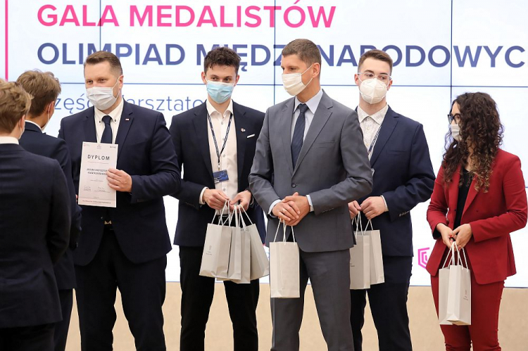 Minister edukacji i nauki Przemysław Czarnek (L), sekretarz stanu w MEiN Dariusz Piontkowski (3P) i pełnomocnik prezesa Rady Ministrów ds. GovTech Justyna Orłowska (P) podczas gali medalistów olimpiad międzynarodowych przeprowadzanych z przedmiotów ścisłych za rok szkolny 2019/2020. Fot. PAP/T. Gzell