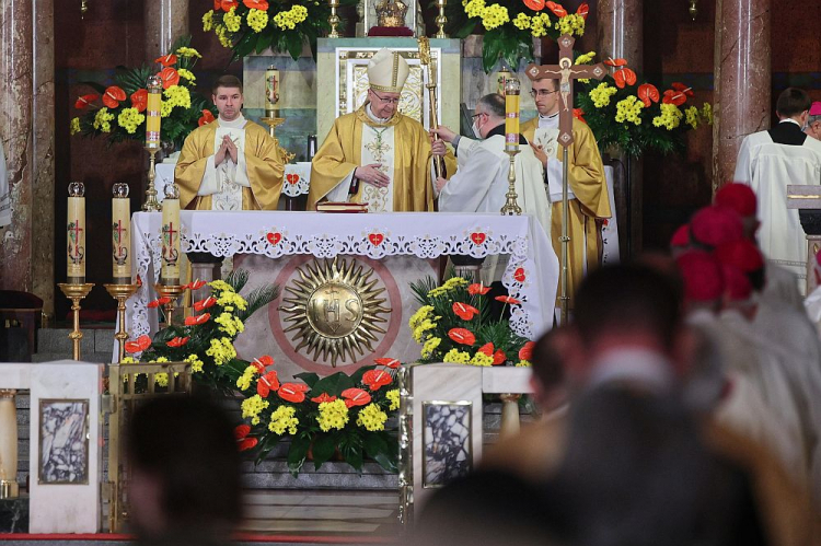 Abp Stanisław Gądecki (C) podczas uroczystej mszy świętej w 100-lecie Aktu Oddania Polski Najświętszemu Sercu Pana Jezusa w Bazylice Najświętszego Serca Pana Jezusa w Krakowie. Fot. PAP/Ł. Gągulski