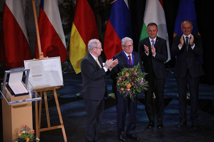 Były prezydent RFN Joachim Gauck (2L) odebrał nagrodę im. Św. Wojciecha w Łazienkach Królewskich w Warszawie. Obok: Dieter Gobbers (L) z Fundacji im. Św. Wojciecha, prezydent RP Andrzej Duda (2P) i były prezydent Republiki Słowackiej Andrej Kiska (P). Fot. PAP/W. Olkuśnik