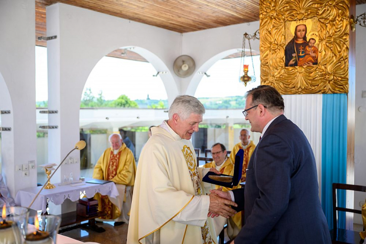 Szef Urzędu do Spraw Kombatantów i Osób Represjonowanych Jan Józef Kasprzyk (P) podczas mszy świętej z okazji jubileuszu ślubów zakonnych, kapłaństwa i pracy misyjnej o. Jana Kazimierza Głaza (L) w bazylice pw. Nawiedzenia Najświętszej Maryi Panny w Tuchowie. Fot. PAP/P. Topolski