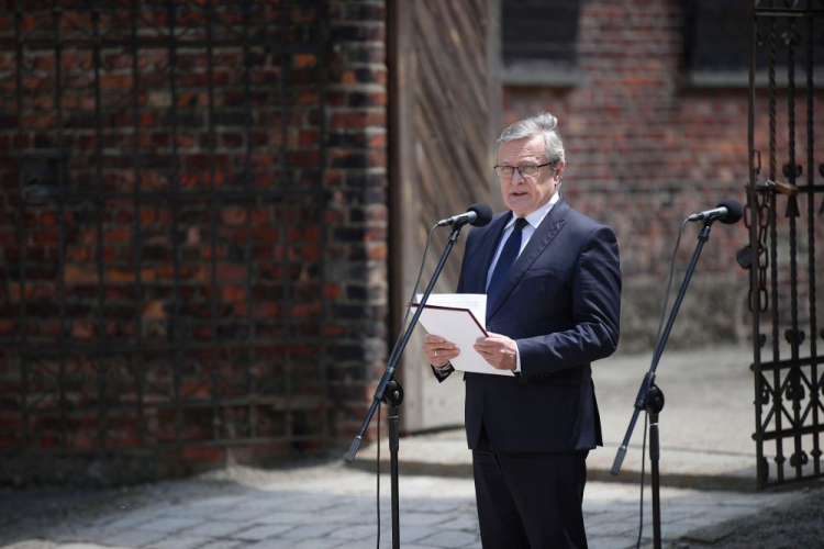 Oświęcim, 14.06.2021. Wicepremier, minister kultury, dziedzictwa narodowego i sportu Piotr Gliński podczas uroczystości na terenie byłego nazistowskiego obozu koncentracyjnego Auschwitz w Oświęcimiu. Trwają obchody 81. rocznicy pierwszego transportu polskich więźniów do KL Auschwitz. Fot. PAP/Ł. Gągulski